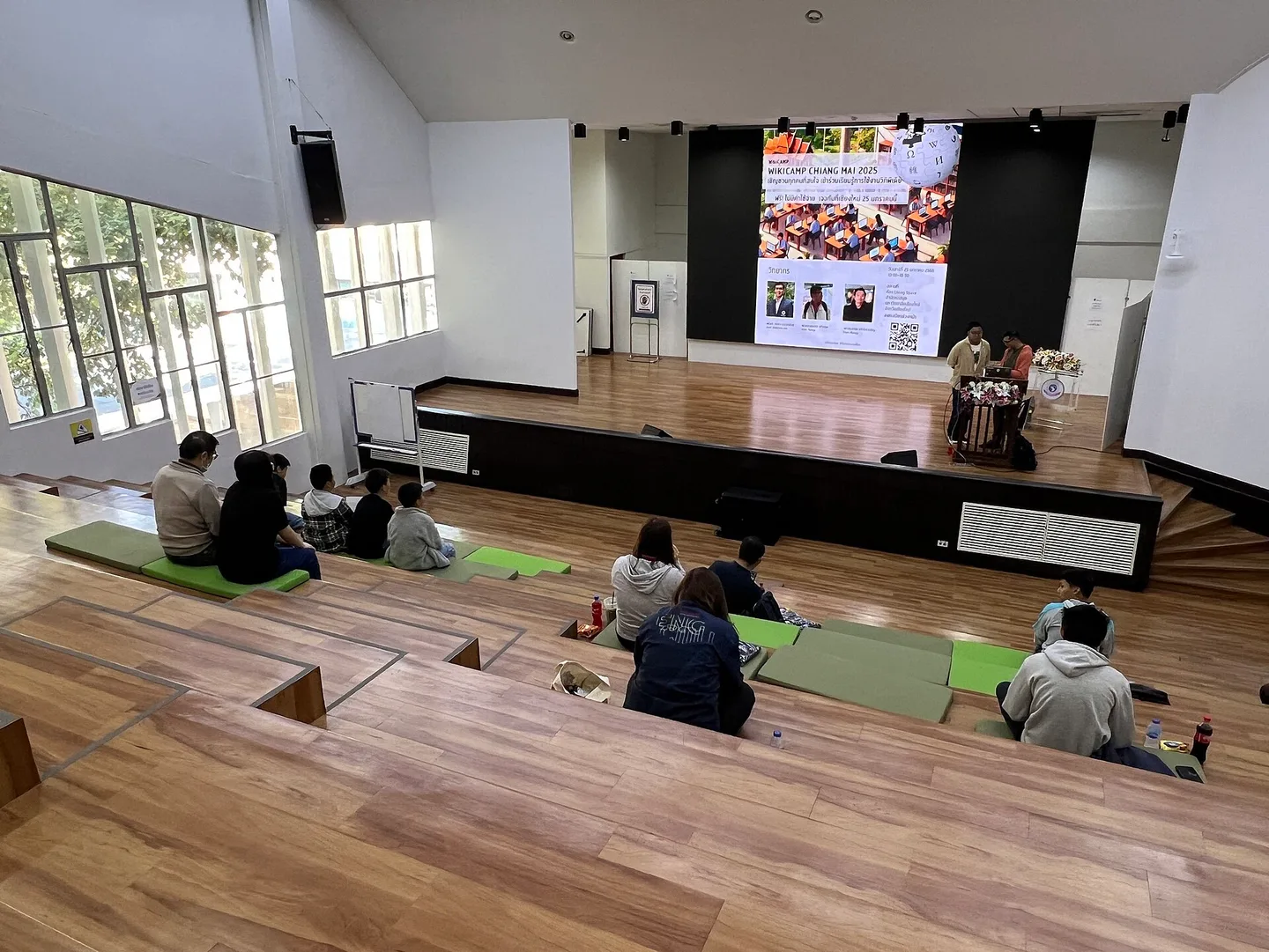 치앙마이대 WikiCamp 행사가 열린 밝은 계단식 학습 공간과 참가자들