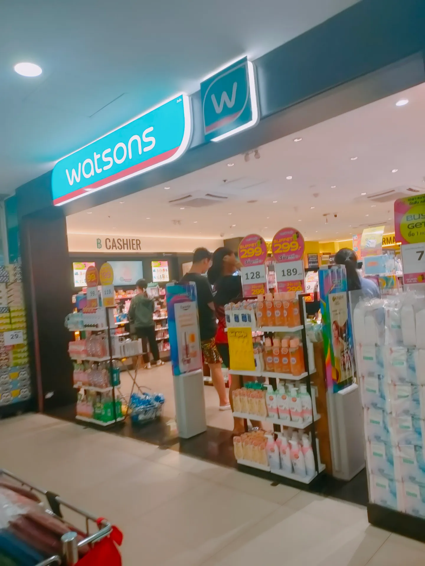 태국 춤폰 Ocean Shopping Mall의 Watsons 매장에 진열된 뷰티·생활용품과 쇼핑객