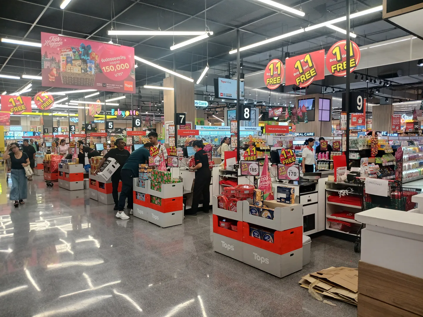 논타부리 Central WestGate의 Tops 슈퍼마켓 상품 진열대와 장보는 이용객